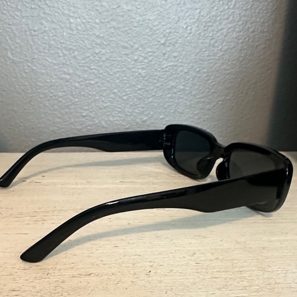 Stylish Black Rectangular Sunglasses - Picture 4 of 5